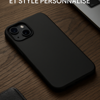 iPhone 16 avec coque RhinoShield SolidSuit Classic Noir posé sur un bureau en bois, offrant protection et style élégant