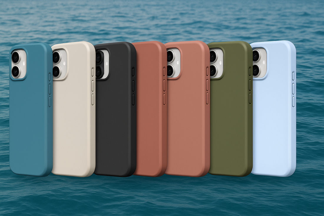 Photo de la collection complète des coques RHINOSHIELD présentées en bord de mer. Les six modèles — Bleu Océan, Beige Coquillage, Noir Graphite, Rose Argile, Vert Algue et Bleu Glacier — sont alignés dans une mise en scène naturelle avec lumière douce et reflets du ciel, illustrant leurs finitions mates, leurs couleurs harmonieuses et leur design protecteur élégant.