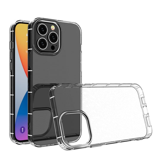 Une coque en silicone transparente fine et légère enveloppe un iPhone 15 Pro, mettant en valeur son design sophistiqué tout en offrant une protection optimale contre les chocs et les rayures. La transparence cristalline de la coque permet de voir l'éclatant écran et la finition impeccable de l'appareil, tandis que sa conception précise assure un accès facile à tous les ports et boutons. Une solution élégante et fonctionnelle pour protéger votre iPhone 15 Pro.