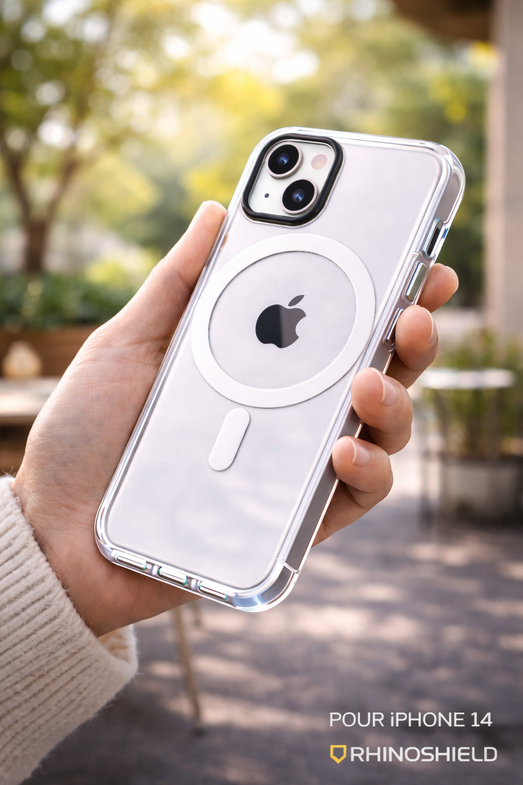 Coque transparente Clear MagSafe pour iPhone 14 Rhinoshield tenue en main en situation réelle