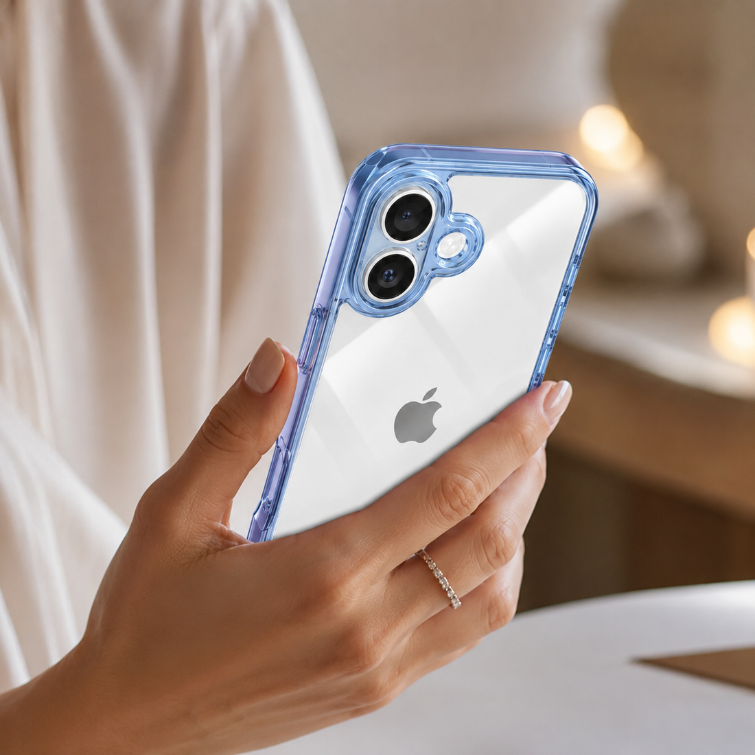 Coque iPhone 17 antichoc transparente bleue prise en main