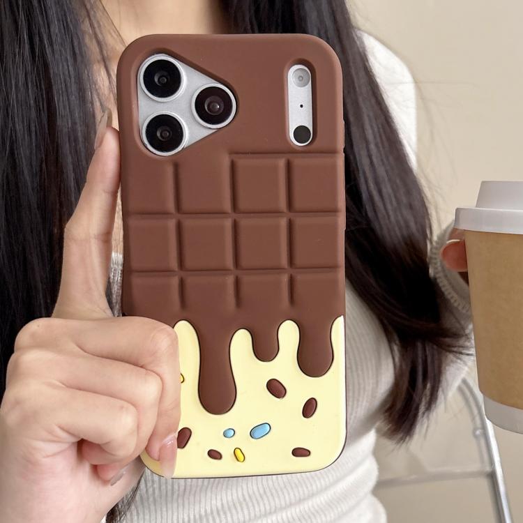 Coque iPhone 17 Pro Candy Chocolate marron et crème tenue en main