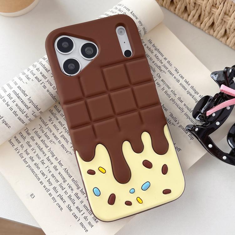 Coque iPhone 17 Pro Candy Chocolate marron et crème posée sur un livre