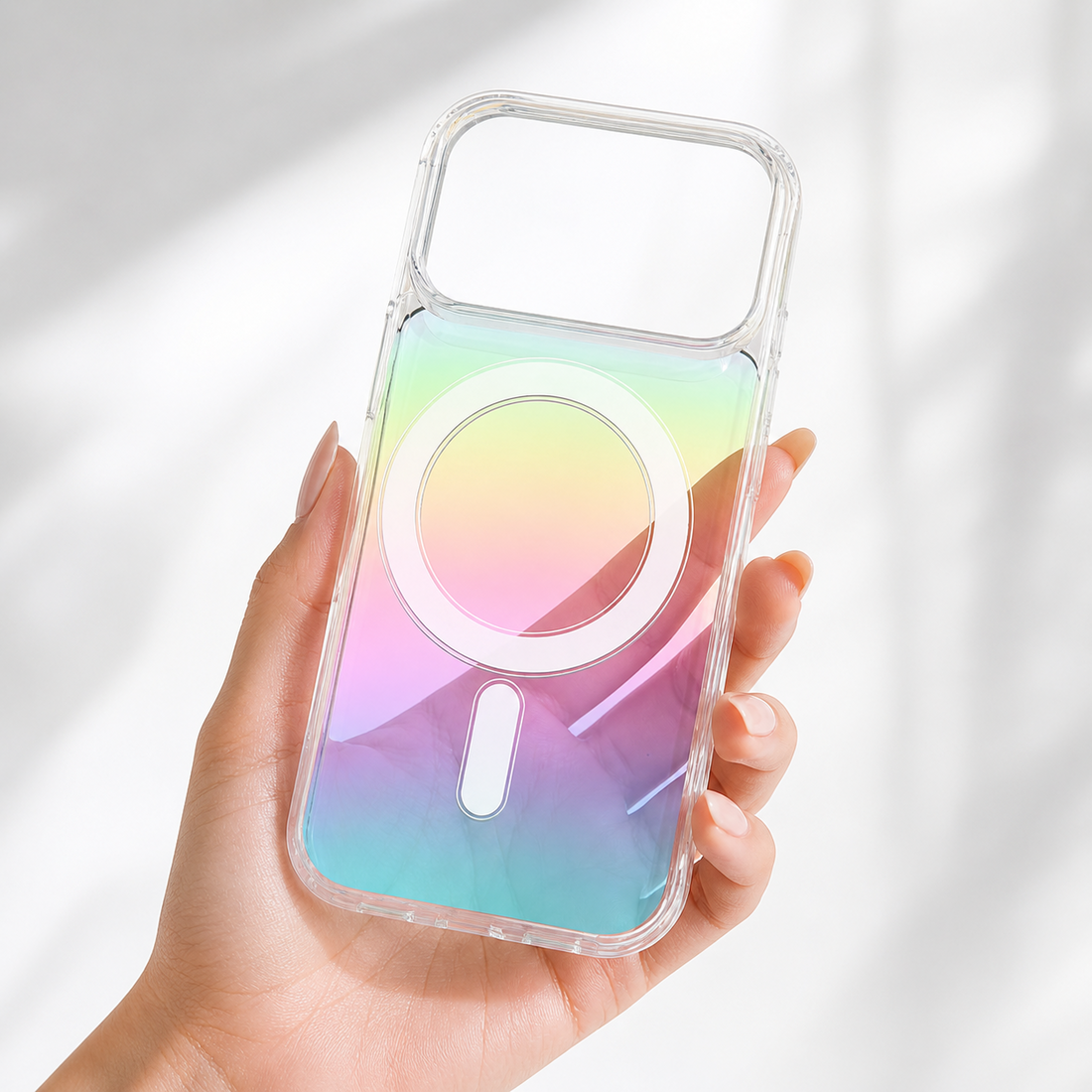 Coque transparente iPhone 17 Pro effet arc-en-ciel en main