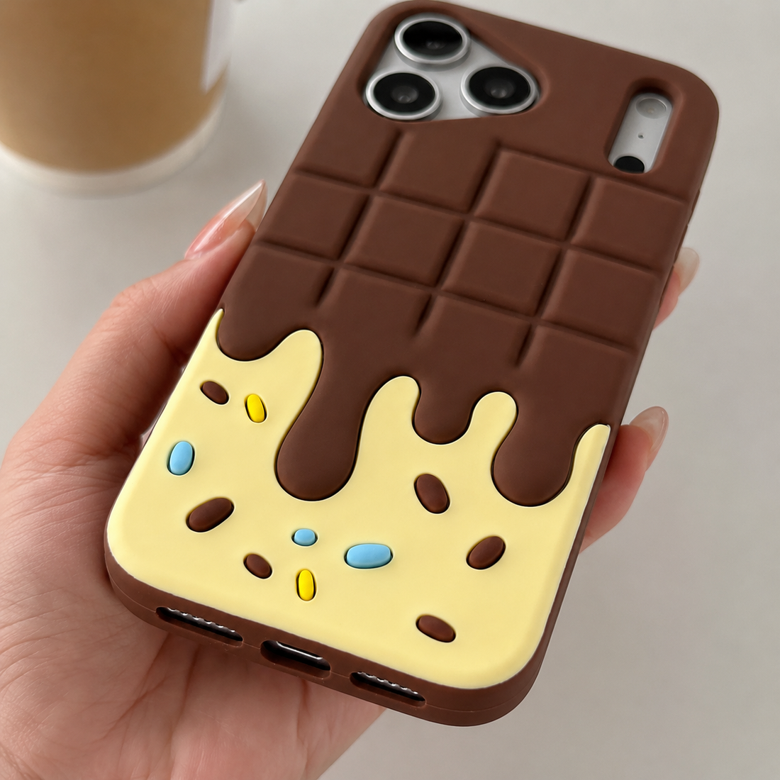 Coque iPhone 17 Pro Max Candy Chocolate détail des bords et découpes du connecteur