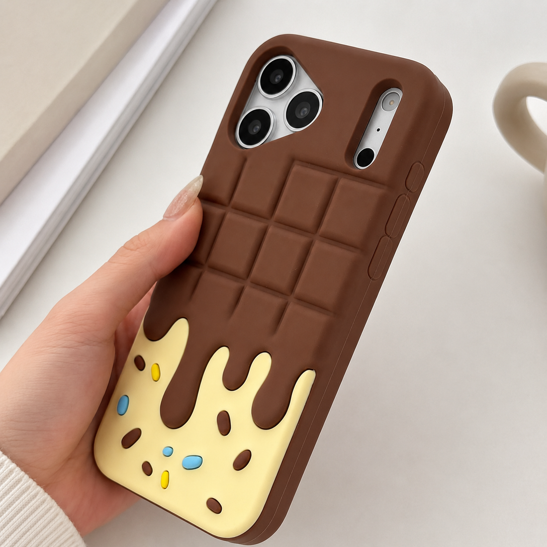 Détail du design chocolat et crème de la coque iPhone 17 Pro Max Candy Chocolate