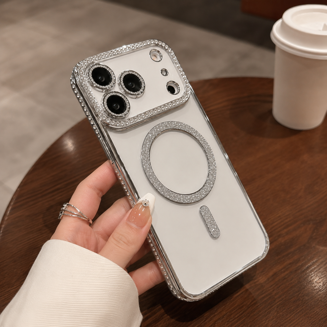 Coque iPhone 17 Pro Max MagSafe effet diamant argent tenue en main