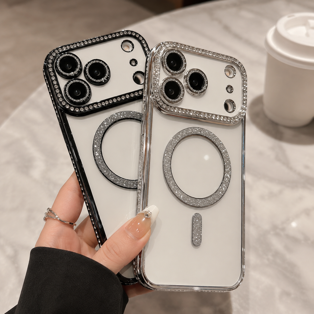 Coques iPhone 17 Pro Max MagSafe effet diamant noir et argent montrées en main