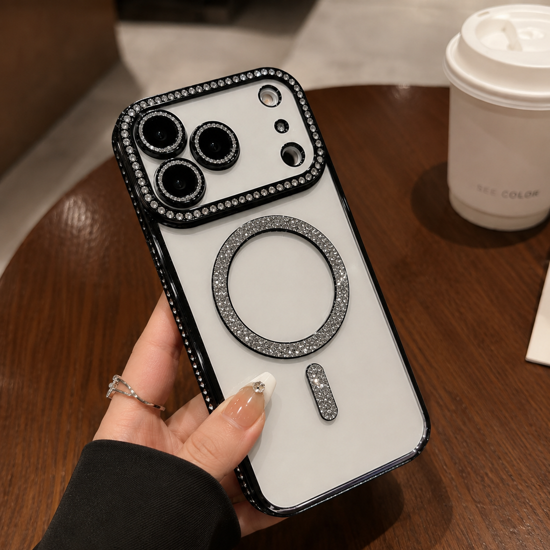 Coque iPhone 17 Pro MagSafe effet diamant noire tenue en main