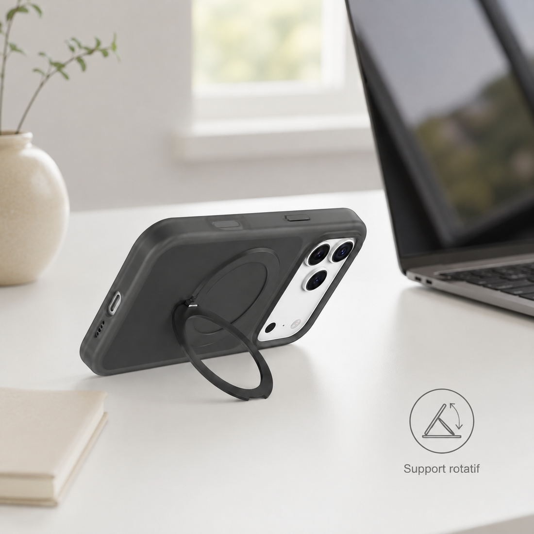 Coque iPhone 17 Pro magnétique noire avec support pivotant utilisée sur un bureau