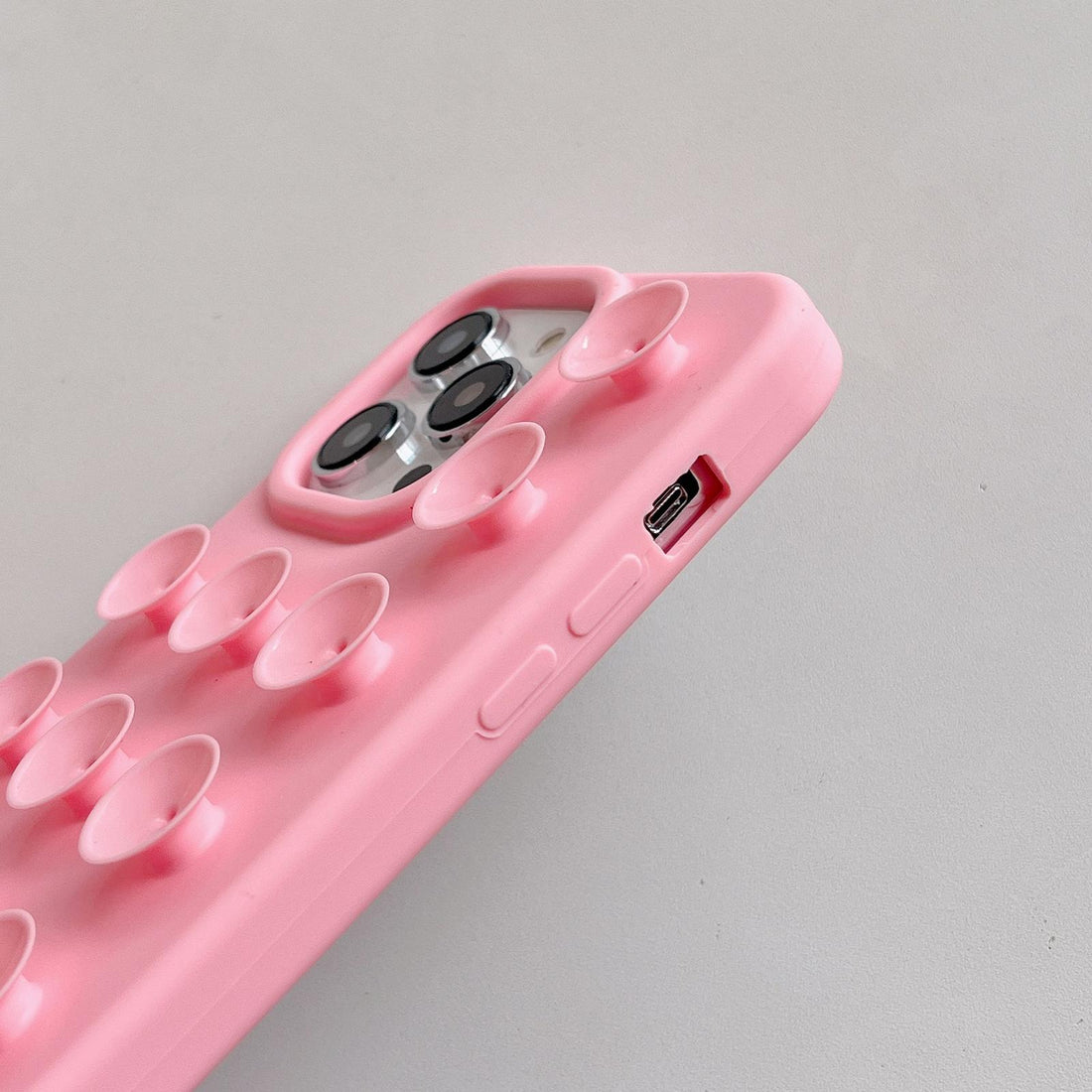 Détail des ventouses et des boutons de la coque iPhone 17 Pro