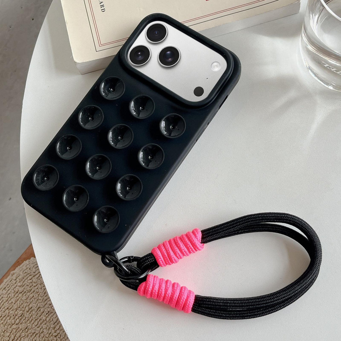 Coque iPhone 17 Pro noire avec ventouses et cordon