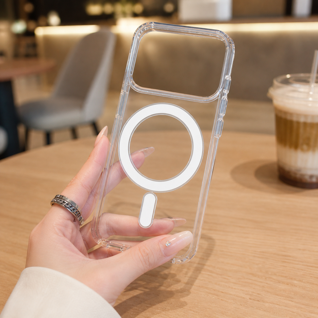 Coque magnétique transparente en TPU acrylique pour iPhone 17 Pro Max avec grand trou caméra MagSafe, présentée en main