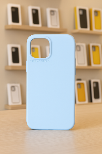 Coque RhinoShield SolidX MagSafe Bleu Glacier posée sur un présentoir en bois, avec d'autres coloris en arrière-plan.