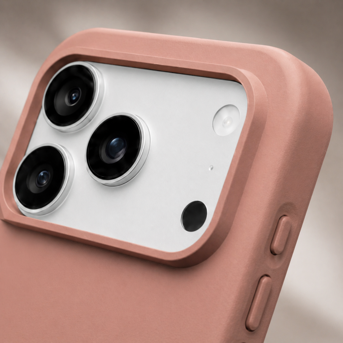Gros plan sur le contour caméra de la coque RhinoShield SolidX MagSafe iPhone 17 Pro Max Argile Rose