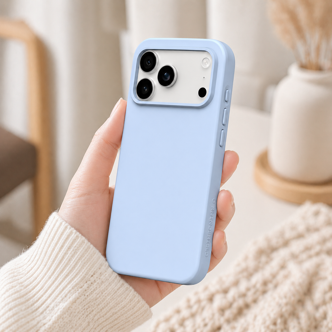 Coque RhinoShield SolidX MagSafe pour iPhone 17 Pro Max Bleu Glacier en mise en scène premium