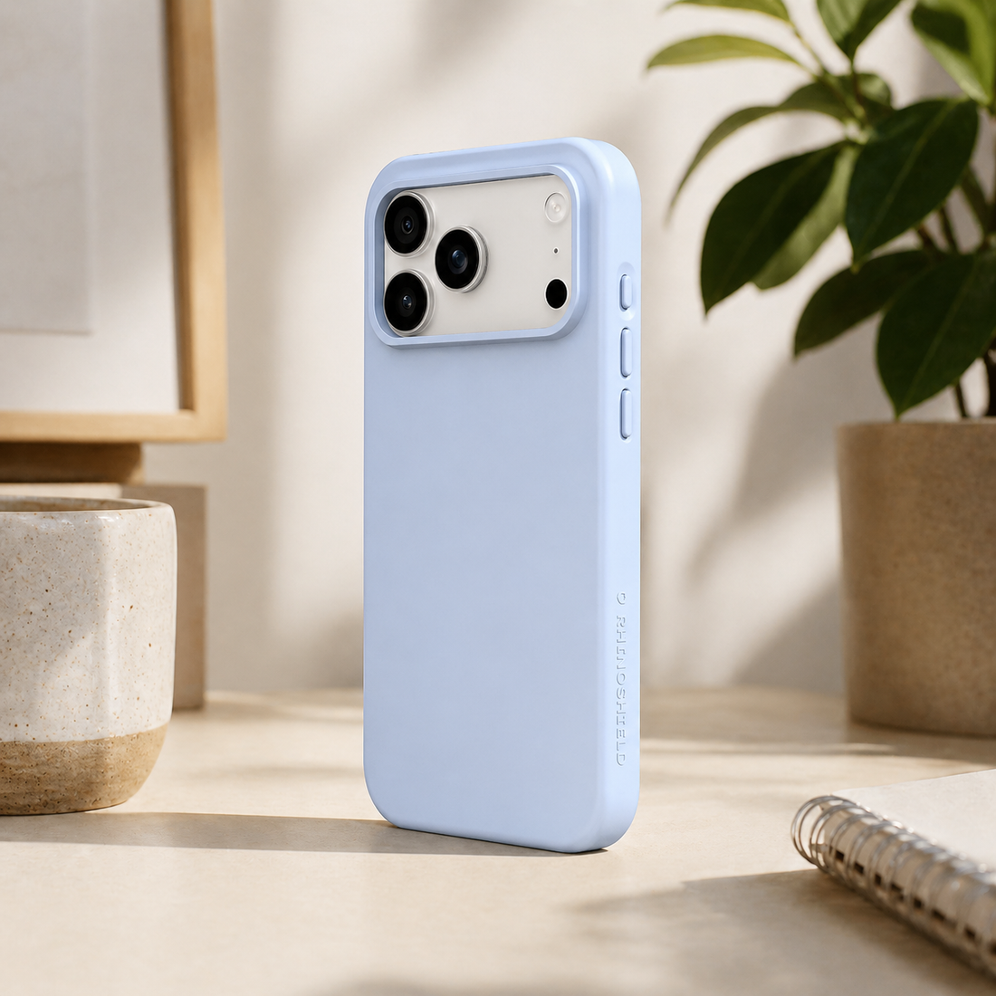 Coque RhinoShield SolidX MagSafe pour iPhone 17 Pro Max Bleu Glacier en ambiance lifestyle