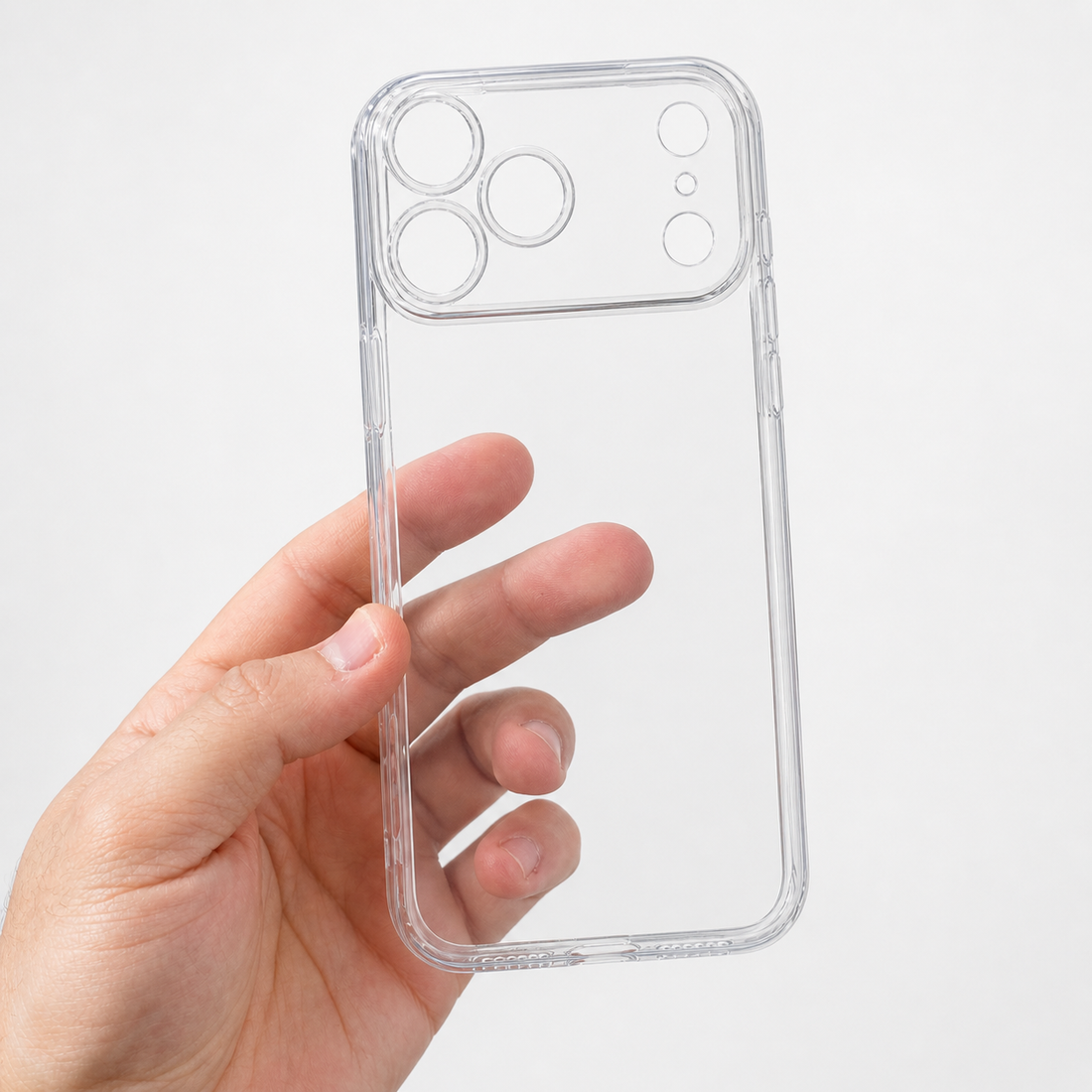 Coque ultra fine transparente TPU iPhone 17 Pro présentée en main