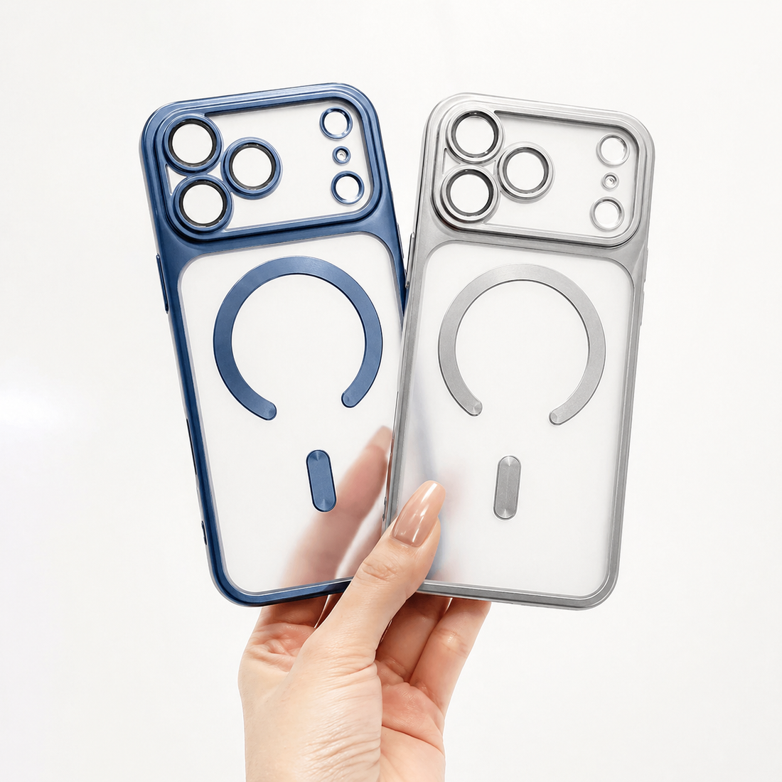 Coques iPhone 17 Pro MagSafe transparentes bleu fumé et argent tenues en main