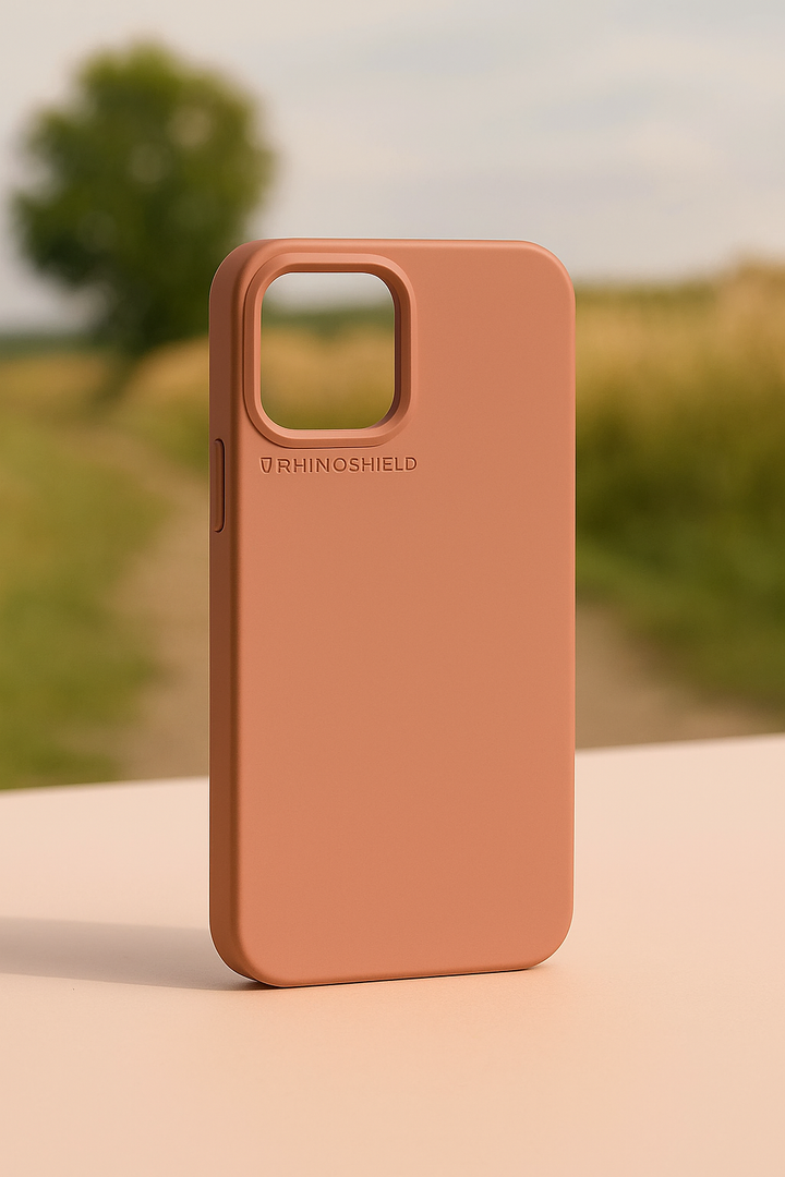 Coque RhinoShield SolidX MagSafe pour iPhone 17 couleur Argile Rose posée sur une table en bois dans un décor naturel, protection anti-chute 3,5 m et design élégant.